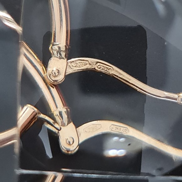 Gold hoop earring - Picture 3 of 16